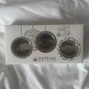 Lösögonfransar från Depend - Säljer ett set med tre par lösögonfransar från Depend Perfect Eye Twilight. Fransarna är svarta, långa och fylliga, tillverkade av naturligt hår. Förpackningen är vit med rosa detaljer och innehåller även lim. Perfekt för att skapa en intensiv ögonlook