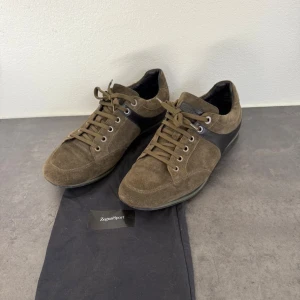 Zegna skor  2299kr - | Skor från Zegna | Storlek: 43 | Färg: brun | Påse ingår |