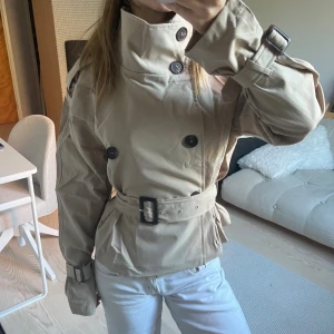 Viral Beige trenchcoat med bälte och knappar - Super snygg populär beige trench coat. Aldrig använd förutom i bilden!😊
