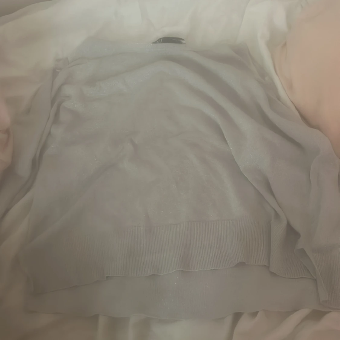 Ljusgrå glittrig stickad tröja