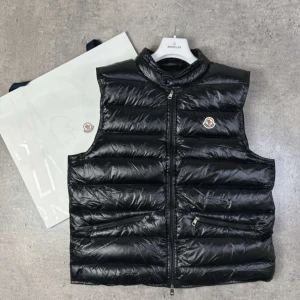 Moncler väst gui - Hejsan jag säljer nu min moncler väst som är i jättebra skick, jag har inte andvänt den så mycket, jag säljer den pågrund av att den inte passade min längre stil, den är köpt ifrån Nk Göteborg och kvittot finns, moncler dustbag och lapparna ingår med västen, hör av dig vid minsta lilla fråga!😄