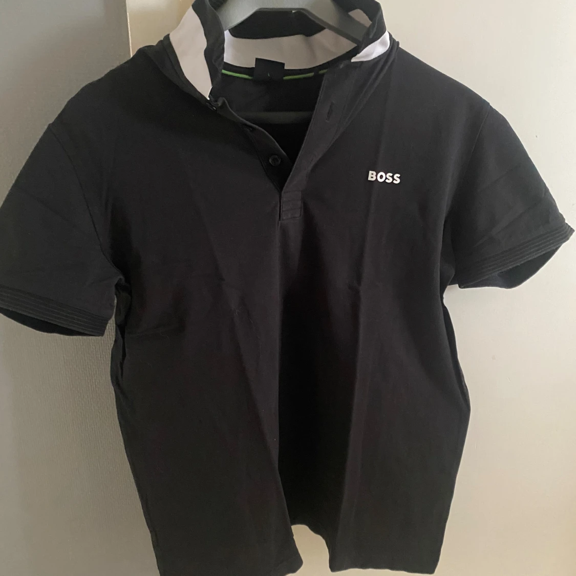 Svart BOSS t-shirt med vit krage