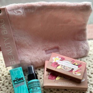Benefit Gift Set  - Pore minimizing settibg spray,Bronzer blush dup and Pink fluffy pouch 