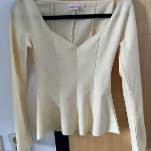 Ljusgul långärmad topp - Super fin gul topp från Gina, sitter jätte fint men använder ej. Det ända som är dåligt är den där lilla fläcken på baksidan av armen därför säljs den billigt 
