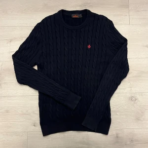 Morris kabel tröja - Hej! Säljer en sjukt snygg Morris kabel tröja//tröjan är i mycket fint sick (inga defekter)//personen på bilden är ca180 och väger 69kg//fråga gärna!!🤩