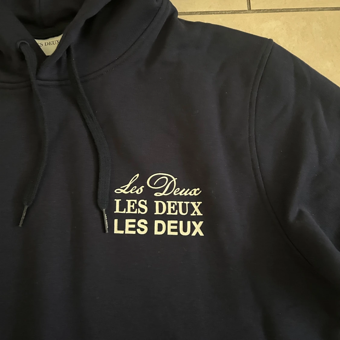 Mörkblå hoodie från Les Deux - 2