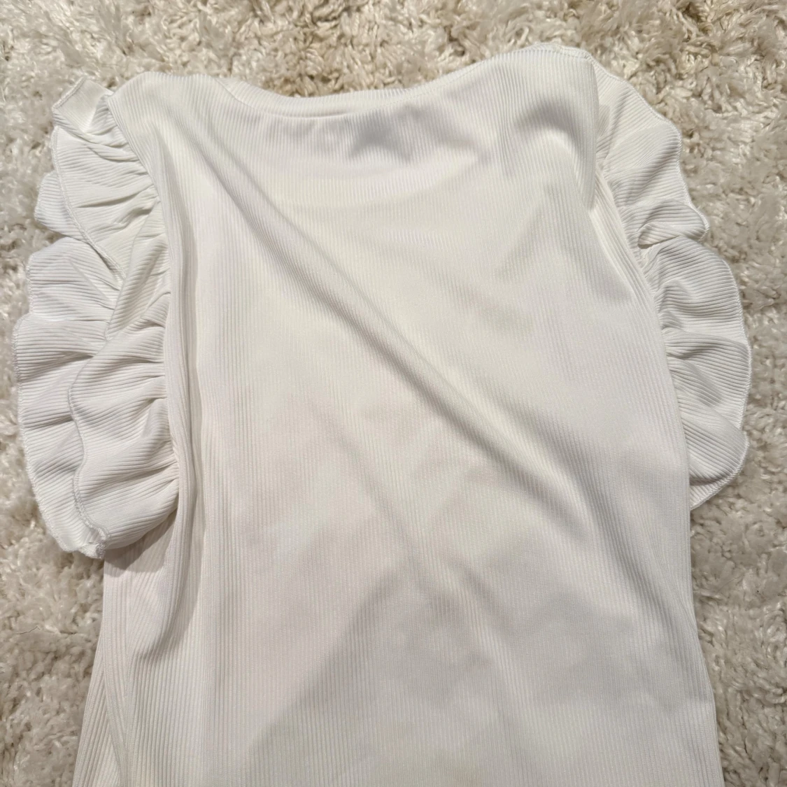 Vit topp med volangärmar - 1