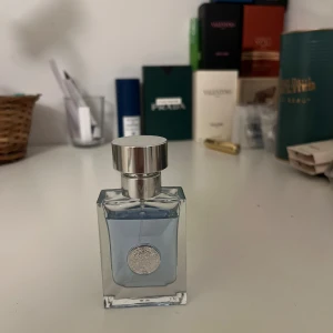 Versace parfym med stilren look - En snygg Versace parfym med modern design och fräsch blå färg. Perfekt för dig som vill sticka ut med en ikonisk flaska på hyllan. Passar dig som gillar exklusiva detaljer och vill ha något extra i din samling.