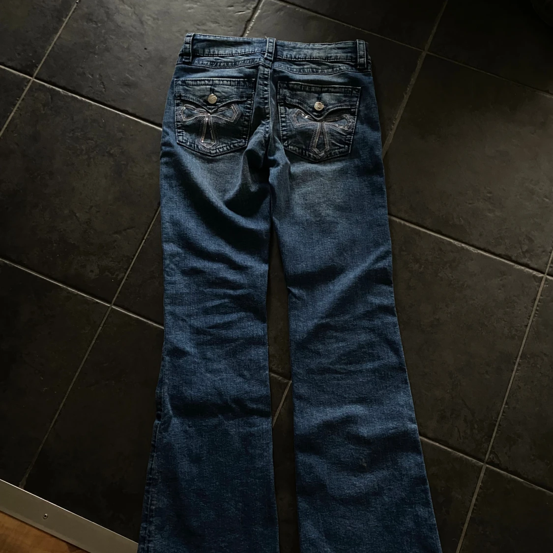 Blå jeans med broderade fickor - 3