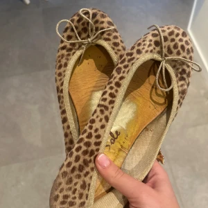  ballerinaskor  - Jättefina ballerinaskor som tyvärr är för små, de är i storlek 40 men dom är små i storleken🌺slitna på insidan 