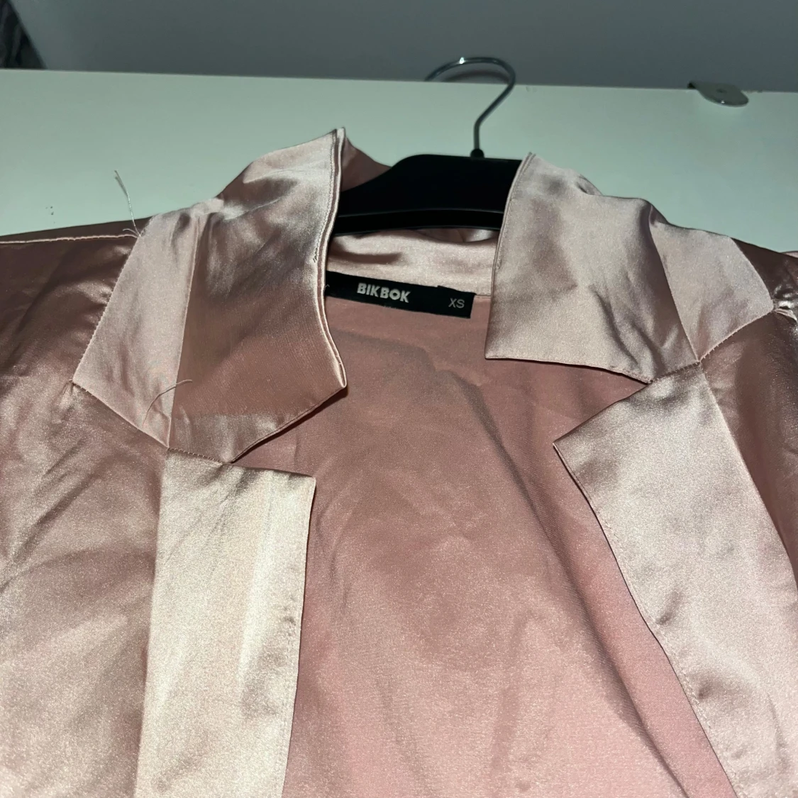 Champagnefärgad omlottblus från Bik Bok - 1