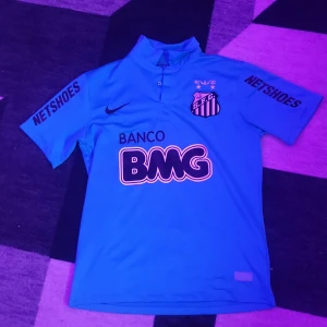 Blå Santos Neymar Jr fotbollströja - Blå santos neymar tröja 12/13 säsongen. Ett litet märke på bild 3 har ramlat av jag har den kvar som kan skickas med. Lätt att bara limma på. Väldigt bra skick 