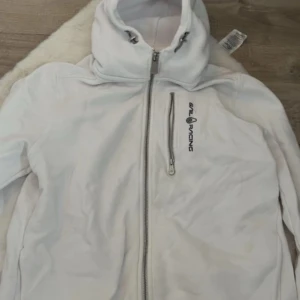 Vit Sail Racing Kofta - Vit Sail Racing kofta som ej kommer till användning, super fint skick. Strl 170