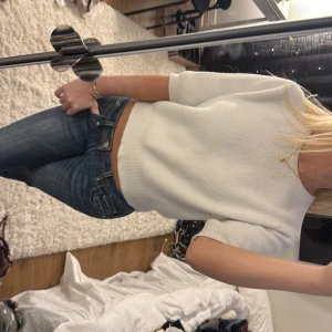 Vit stickad tröja  - Super fin vit stickad tröja från Zara. Bild togs på en liten sminkfläck på baksidan av tröjan. Super fin! Väldigt liten i storlek så passar en person i storlek Xs/S