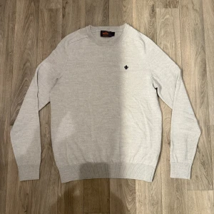 Morris Merino Oneck tröja beige – 100% merinoull, storlek S - Sjukt snygg Morris 100% Merinoull Oneck tröja i storlek S men passar mer XS! Perfekt nu till hösten och vintern. Jättefint skick utan defekter. Hör av dig vid funderingar!🤩