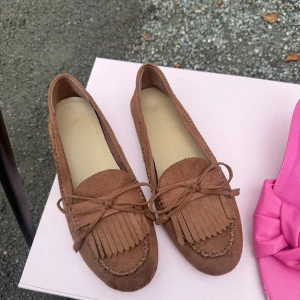 Tofflor/skor - Säljer dessa såå söta skor med små söta fransar wowsiii❤️❤️😍😍 