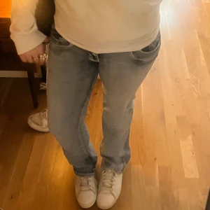 Ltb jeans - Säljer dessa ljusblå ltb jeansen. De är i storlek 30 och längd 30💓. Säljer pga av att de är förstora i midjan(har vanligtvis 38-40 i storlek) och på gränsen till förkorta(är ca 168-170cm lång)💗