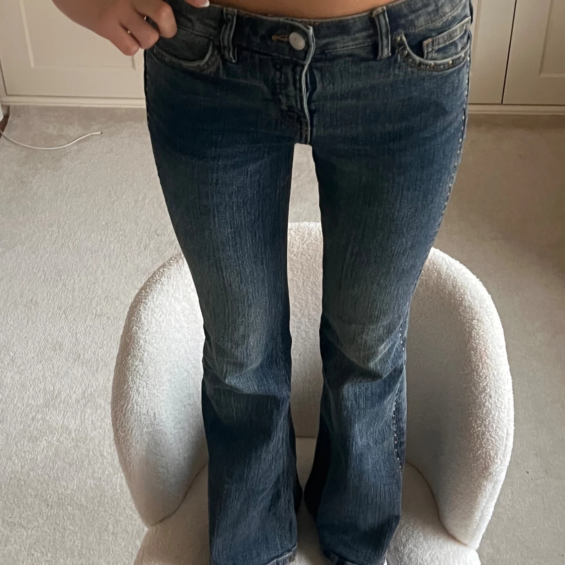 Blå bootcut jeans med nitar - 2