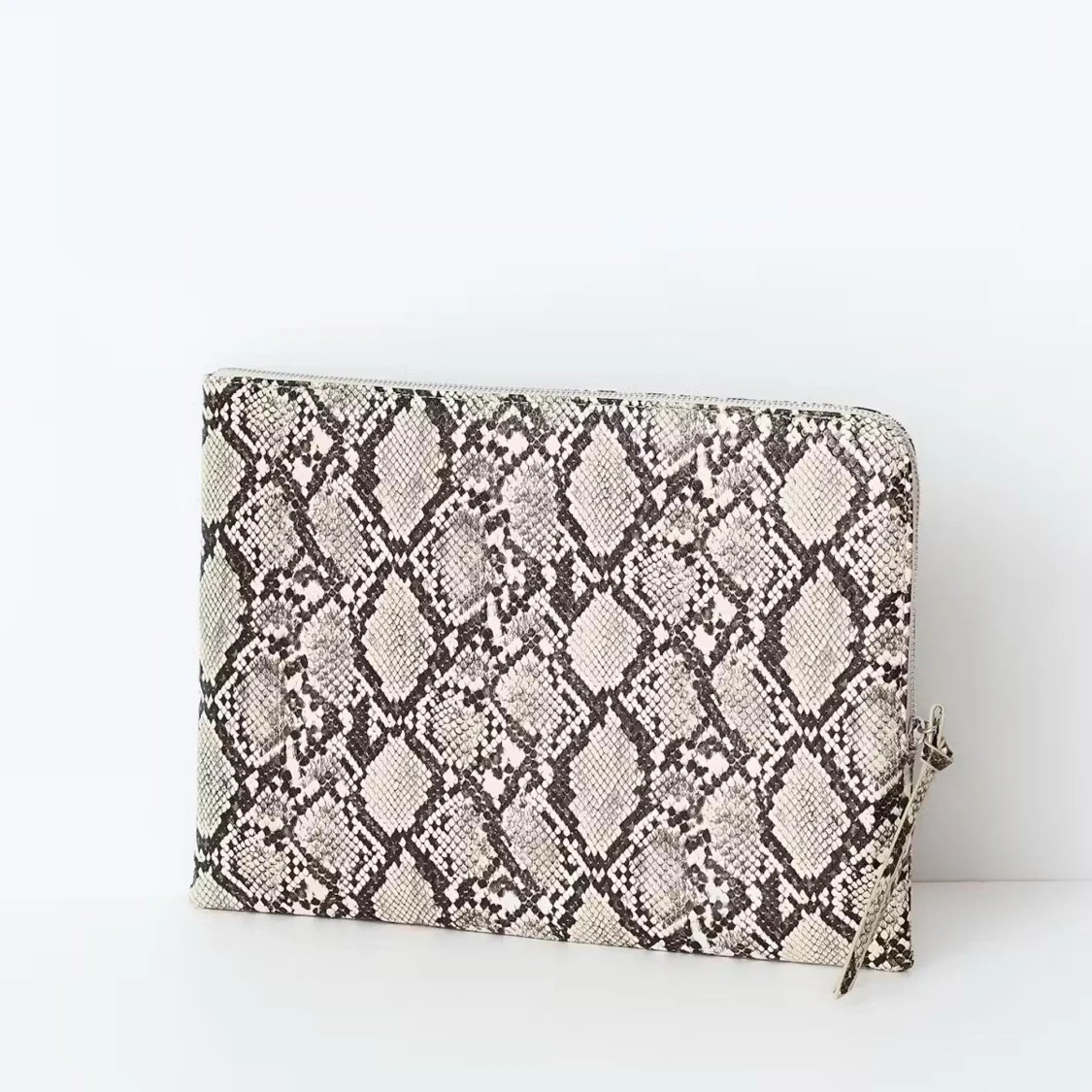 Datorfodral i ormskinnsmönster - 1