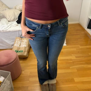 Blå bootcut jeans med låg midja - Snygga men kommer ej till användning!!🥰