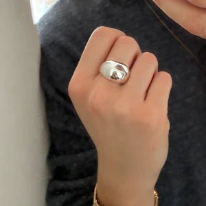 Chunky silverring från Pilgrim - Säljer en chunky, rundad silverring från Pilgrim. Ringen är justerbar. Den har dock repats under tiden som den har använts, inget som syns på långt håll men om man kollar nära syns det (se sista bilden). Sänker därför priset!