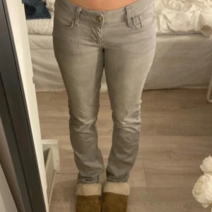 Gråa lågmidjade bootcut jeans  - Gråa jeans med låg midja, lite utsvänga. Mycket bra skick förutom några små produktionsfel i färgen (syns på bilderna, skriv för fler) men inget man lägger märke till. 36 midja, 77 innerbenslängd (strl står inte men passar xs/s, är 160cm)