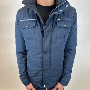 J.Lindeberg Jacka  - Hej! Säljer nu denna väldigt snygga och eftertraktade J.Lindeberg Fieldjacka!  Jackan är slutsåld överallt och går inte att få tag på… jackan är perfekt nu till hösten/vintern. Storlek M, Ny pris: 6000 kr Säljs för: 1999 kr