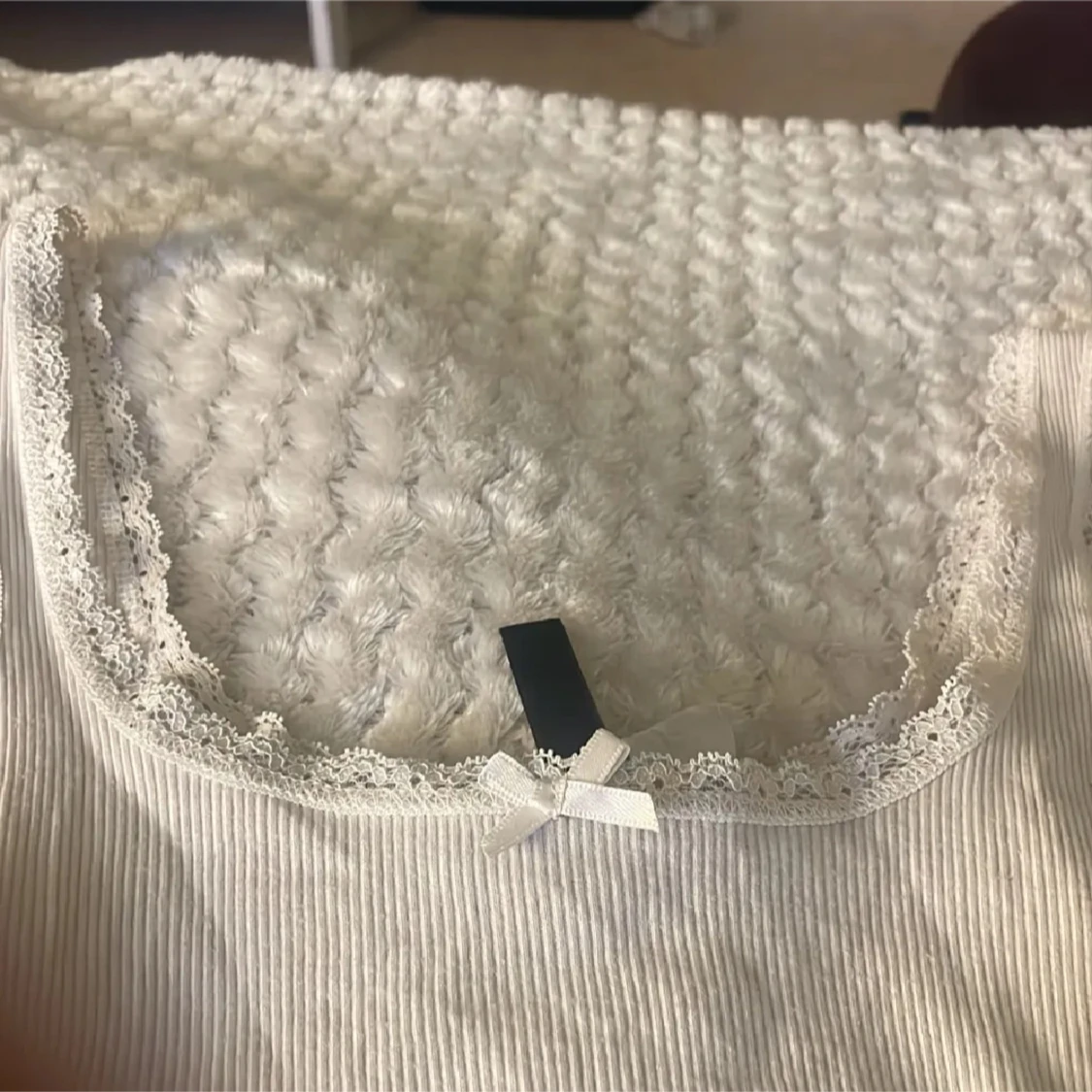 Vit ribbad linnetopp med spets - 2