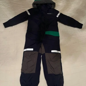 Overall Didriksons - Overall i fint skick, stl.100. Märke Didriksons, färg blå, grå och grön.