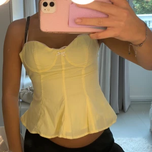 Gul blus Zara - Säljer denna superfina gula blusen från Zara. Har endast använt den en gång så den är i fint skick😊