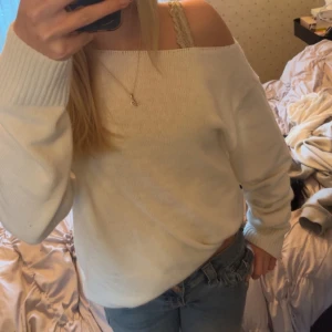 Offshoulder vit stickad tröja - Superfin vit stickad off shoulder tröja från subdued. använd fåtal gånger. tröjan är one-size men funkar på mig som har xs. orginal pris 632kr💗