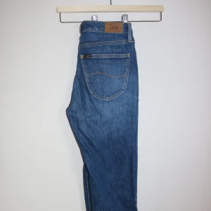 Lee carol w27 L31 midwaist  - Snygga blå jeans från Lee med klassisk femficksdesign och hög midja. Jeansen har raka ben och Lee-logga på bakfickan samt läderpatch i midjan. Fint skick, inga skavanker. True to size. 