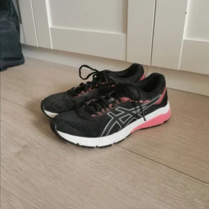 Svart Asics skor - Jättefina svarta och rosa Asics skor i mycket bra skick i storlek 37.5. Jättesköna att spring i. 