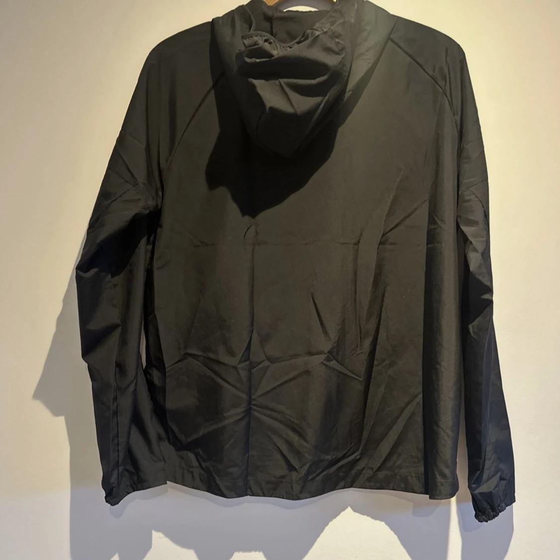 Svart vindjacka från Nike med huva - 1