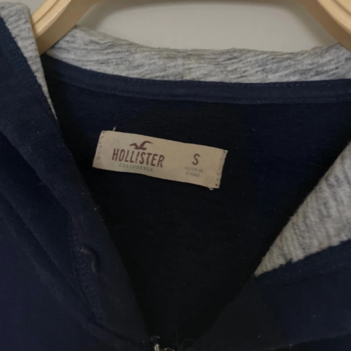 Marinblå zip hoodie från Hollister - 2