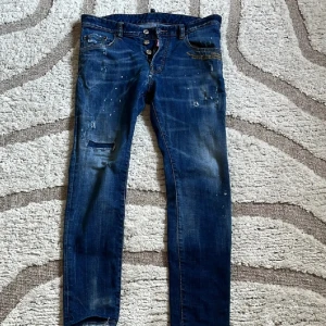 Dsquared2 Jeans (BILLIGA) - Säljer nu mina dsq2 jeans då dom ba ligger i min garderob as sköna o ha till vardags eller vid fester osånt, (Priset går diskutera!!!)