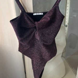 Glittrig brun/lila/röd body från Pull&Bear - Supersnygg glittrig lila body från Pull&Bear 