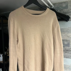 Beige stickad tröja Stenstörm - En enkel och stilren beige stickad tröja med rund hals och långa ärmar. Tröjan är från stenstörm, köpt för 1600kr. Inga fläckar eller hål på tröjan. Tröjan är i storlek  L. 