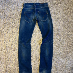 Dondup jeans slim striaght wash herr w30 - Dondup jeans i straight slim fit. Riktigt fet wash med små diskreta slitningar. Passar dig som inte tycker om skinny jeans looken. Mycket bra skick nästan nya. Nypris 3500kr, postas samma dag som köper eller dagen därpå🙌💯