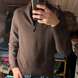 Gran Sasso Half Zip Cashmere blend - Säljer denna riktigt snygga Gran Sasso half zippen i en Kashmir blandning. Den är i 10% Kashmir och 90% Wool. Tröjan är i bra skick utan defekter och passar en storlek S. Bara att skriva över frågor och funderingar.