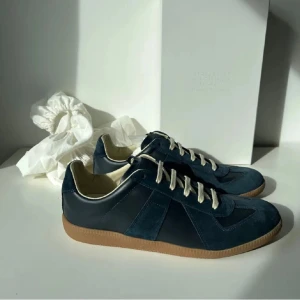 Maison margiela  - Ett par riktigt snygga skor från maison margiela i storleken 41. Dom har en stilren look med färgen mörkblå . Kvitto finns priset är inte hugget i sten