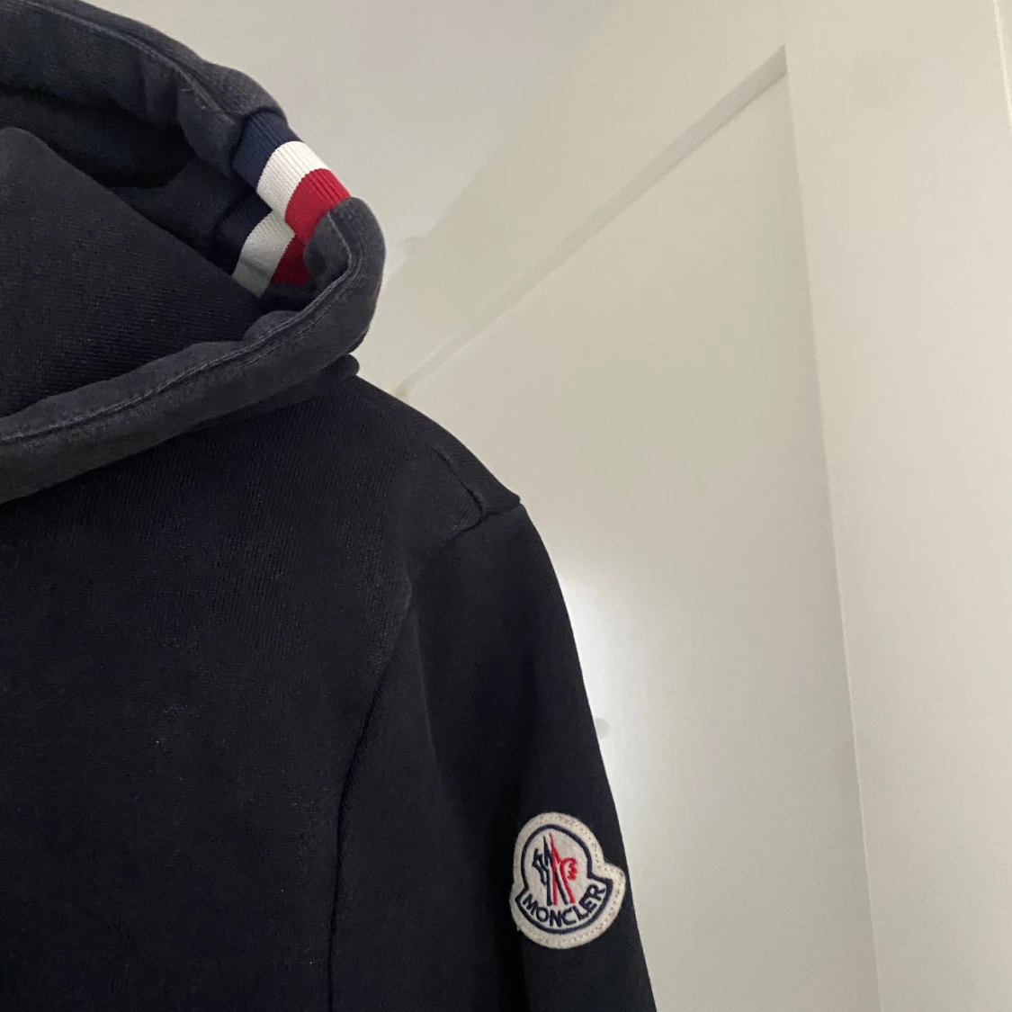 Svart hoodie från Moncler med huva - 2