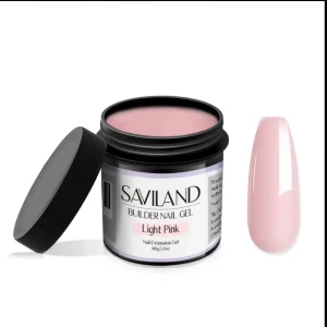 Saviland Builder Nail Gel Light Pink - Builder gel i nyansen Light Pink från Saviland. Perfekt för att bygga och förlänga naglar, ger en naturligt ljusrosa finish med glans. Gelen kommer i en svart burk och är lätt att applicera för att skapa snygga, hållbara naglar med salongskänsla.