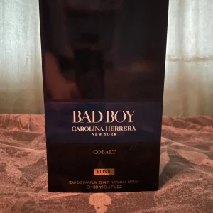 Bad Boy Cobalt Elixir 100ml - Bad Boy Cobalt Elixir från Carolina Herrera. Snygg och unik flaska i blixtform. 100 ml Eau de Parfum Elixir. Tillverkad i Spanien. Perfekt för dig som vill sticka ut med stil. Ungefär 90 ml kvar