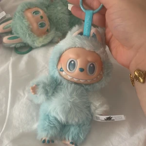 Labubu  - Säljer den här fina ÄKTA labubun från serien big into energy! Tyvärr tillkommer det ingen original box därför säljs den billigare! Finns i fler olika färger kolla in de andra i min profil! 