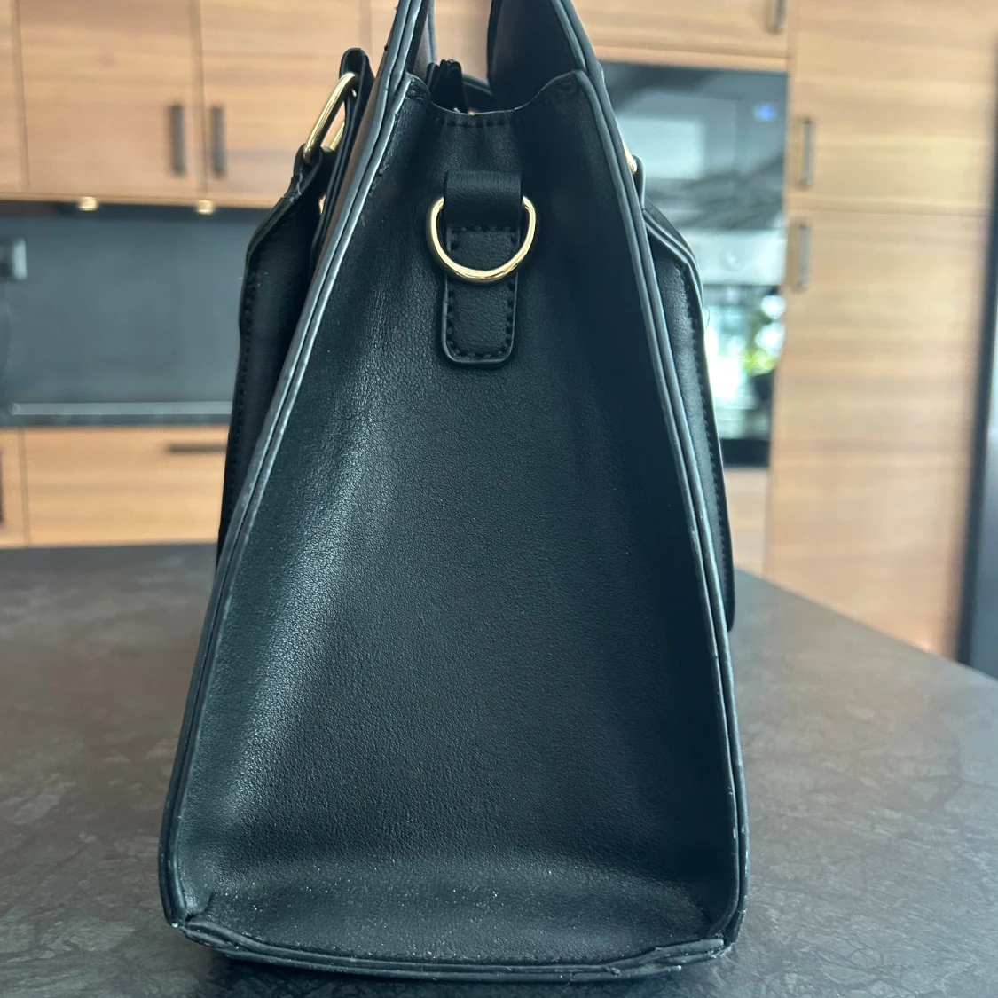 Svart handväska med gulddetaljer - 3