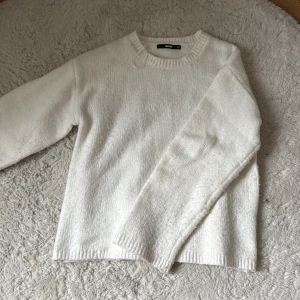 Vit stickad tröja - Så mjuk och fin stickad tröja från Bikbok, inga defekter i storlek xs, men passar även S💕