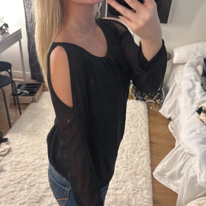Svart blus med öppna axlar  - Svart blus med öppna axlar, super fin och har endast använts vid ett fåtal middagar. Älskar men behöver mer plats i garderoben💗
