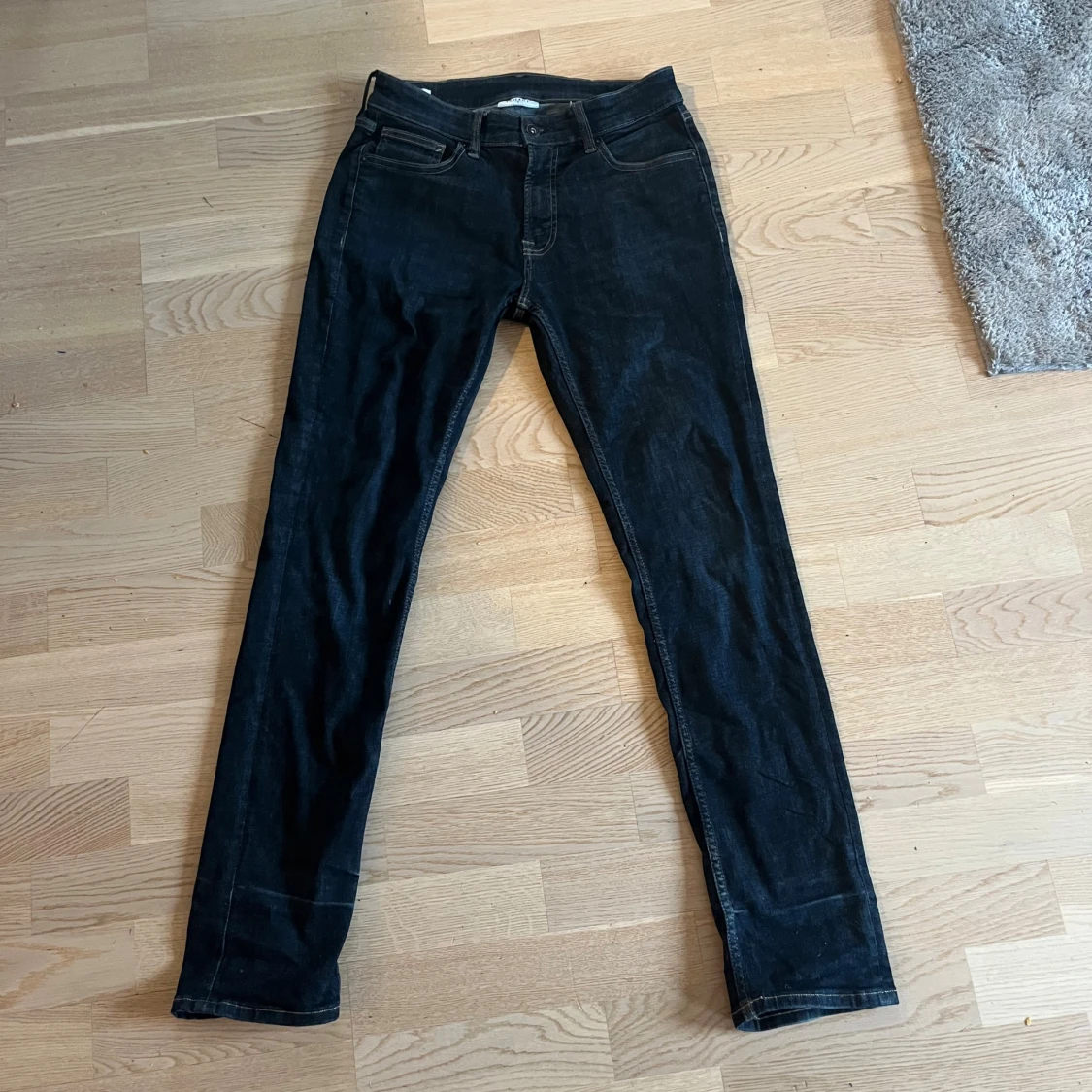 Mörkblå jeans med straight fit - 2