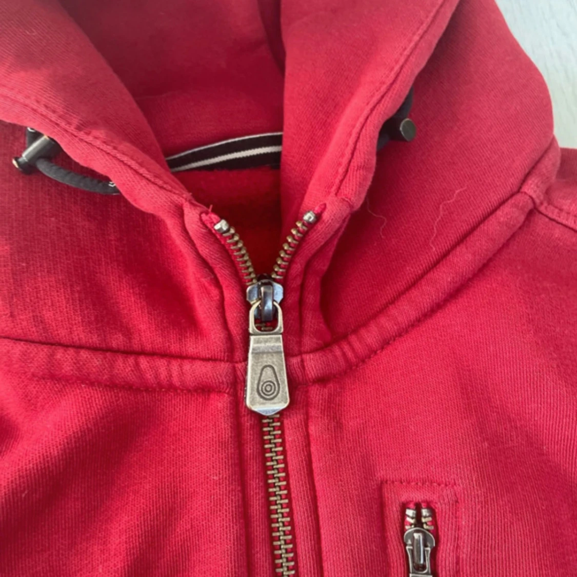 Röd hoodie från Sail Racing - 3